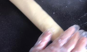 再搓成长条，分成大小适中的小剂子