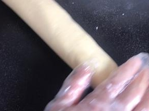 再搓成长条，分成大小适中的小剂子
