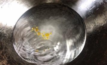 起锅烧多点水，加入少许盐和油