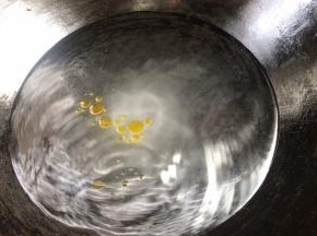 起锅烧多点水，加入少许盐和油