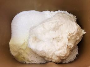 面包机桶里放入辅料全部材料后再放入酵头
面包机启动揉面40分钟