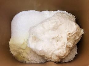 面包机桶里放入辅料全部材料后再放入酵头
面包机启动揉面40分钟