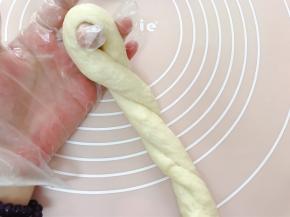 两端分别拿住像搓麻绳一样拧成麻花状