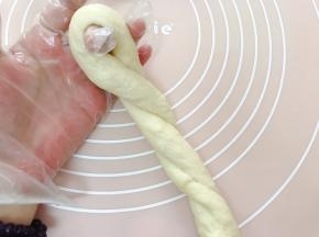 两端分别拿住像搓麻绳一样拧成麻花状