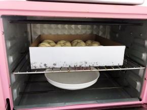 放入不通电的烤箱中层，同时放入一碗热水开始二发