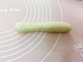 再从上往下卷起捏紧收口