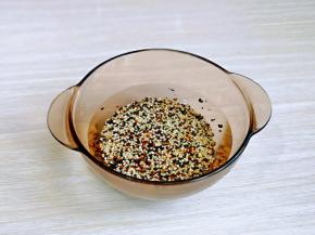 首先将藜麦冷水淘干净，再用纯净水泡30分钟。