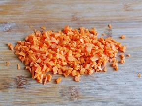 胡萝卜去皮切碎，尽量切的小一点。