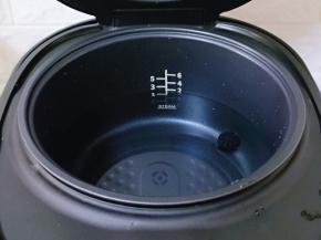 巧釜低糖智能电饭煲的三角釜放入锅体中，加入纯净水，两杯米对应水位刻度线2那里即可，以此类推，一杯米1刻度水。