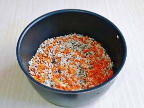 泡好的藜麦与淘好的大米混合，倒入甑锅中，再放入胡萝卜碎。