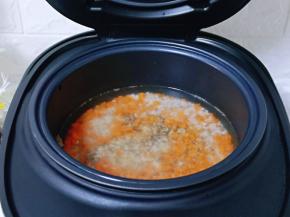 将甑锅放回锅体的三脚架中，如果喜欢米饭口感偏硬的话，可以适当减少一点点水，但是不建议减少太多。