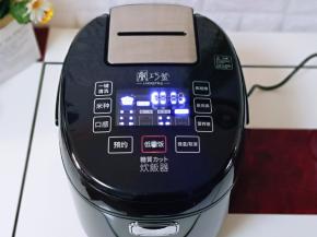 盖上盖子，启动“低糖饭” 模式，自动的就不用管啦！坐等就可以了呦～