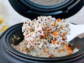 看粒粒饱满的米饭，喷香喷香的，宝贝迫不及待的空口吃了一碗～