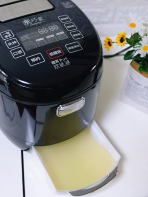 脱糖饭煲的特点就是米饭与汤是分离的，汤会流到机器下面的米汤盒里，米的自身糖分与淀粉都在米汤里，所以即使是减肥或者糖尿病人群也可以食用哈～