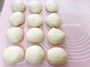 取出面团排气后分成12份