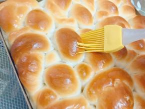 出炉趁热刷一层融化的黄油