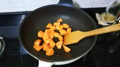 红萝卜切小块放入油锅里翻炒一下下