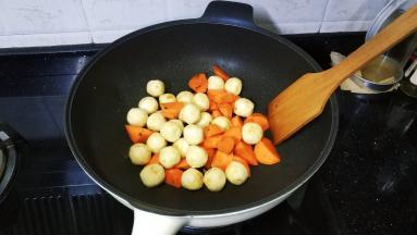 再倒入鱼丸翻炒均匀