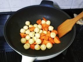 再倒入鱼丸翻炒均匀