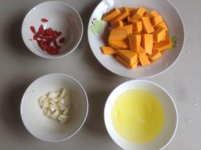 南瓜去皮去籽，切成丁。鸡蛋去黄，只留蛋白，搅散开（也可以只取一个鸡蛋，不分蛋清蛋黄）。枸杞用清水泡透，蒜子切成小粒状