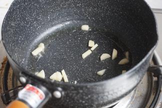 锅里放油烧热后，放入蒜粒爆香