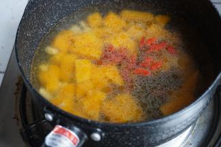 倒入水，加入枸杞，加入盐、白糖，用中火煮至入味