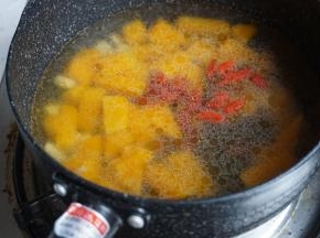 倒入水，加入枸杞，加入盐、白糖，用中火煮至入味