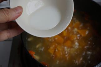 生粉用水兑开，倒湿生粉勾芡