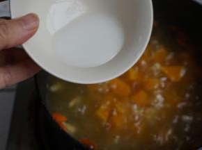 生粉用水兑开，倒湿生粉勾芡