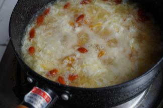 倒入鸡蛋清，划散开来（也可以放入1个鸡蛋）