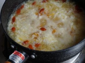 倒入鸡蛋清，划散开来（也可以放入1个鸡蛋）