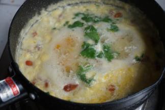 最后放上香菜叶，提香