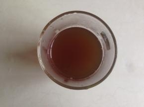 我用的是红糖块，需要先用水将糖煮至融化，晾至手温的时候，加入酵母，搅拌溶解，煮过的红糖水重量大约是178克，要根据面粉的吸水性而定，这里用的是粗粮面粉，吸水性强一点