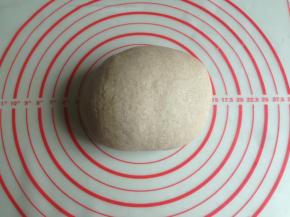 将红糖酵母水倒入面粉中，揉成光滑的面团，一开始揉不光滑可以先让面团静置5分钟，再揉，就会很容易揉光滑了，盖上保鲜膜在室温下发酵