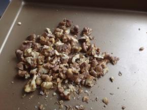 将核桃仁放入预热好180度的烤箱内，烘烤6分钟左右，烘烤结束，将核桃仁弄碎一些