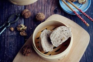 冷水上锅蒸，大火烧开后转中小火蒸15分钟，关火后继续焖4分钟再揭盖