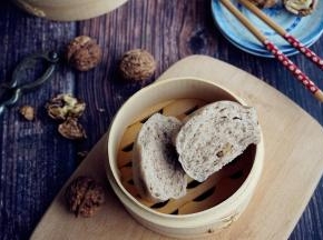 冷水上锅蒸，大火烧开后转中小火蒸15分钟，关火后继续焖4分钟再揭盖