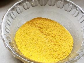 小米淘洗干净，不要冲洗过度，以免小米的营养流失，淘洗两遍即可。