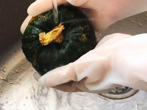 小南瓜手掌大，洗净外皮。