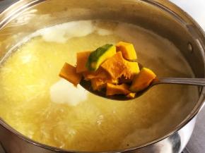 加入南瓜丁，这种小南瓜很绵，也很容易成熟，再煮五六分钟，小米南瓜粥就OK了，关火，加盖焖十分钟。