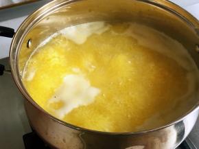 小米粥煮三十分钟，已经看到表面厚厚一层米油，这时小米粥基本已经煮熟了。