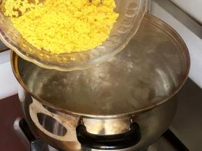 小米热水下锅，粥煮的更黏稠，再次煮滚，转中小火，不加盖，煮三十分钟。