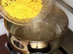 小米热水下锅，粥煮的更黏稠，再次煮滚，转中小火，不加盖，煮三十分钟。