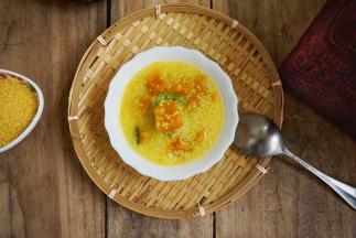 加入南瓜丁，这种小南瓜很绵，也很容易成熟，再煮五六分钟，小米南瓜粥就OK了，关火，加盖焖十分钟。