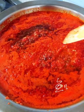 中火加热煮沸辣椒酱，中间要经常搅拌以免煳锅底