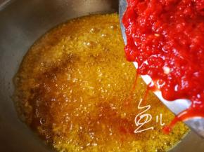 倒入青椒碎翻炒均匀