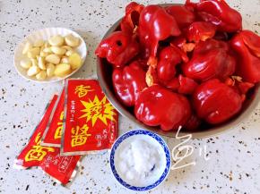红青椒洗净去籽，沥干水分