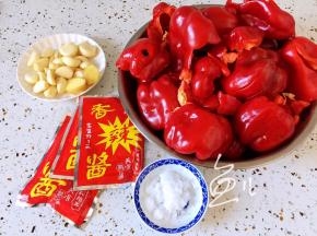 红青椒洗净去籽，沥干水分