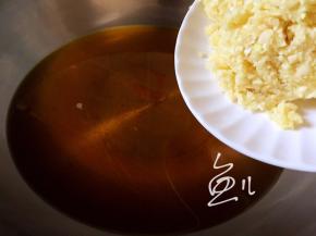 锅中烧油3成热，放入大蒜生姜碎爆香