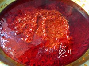 继续煮至辣椒酱浓稠即可